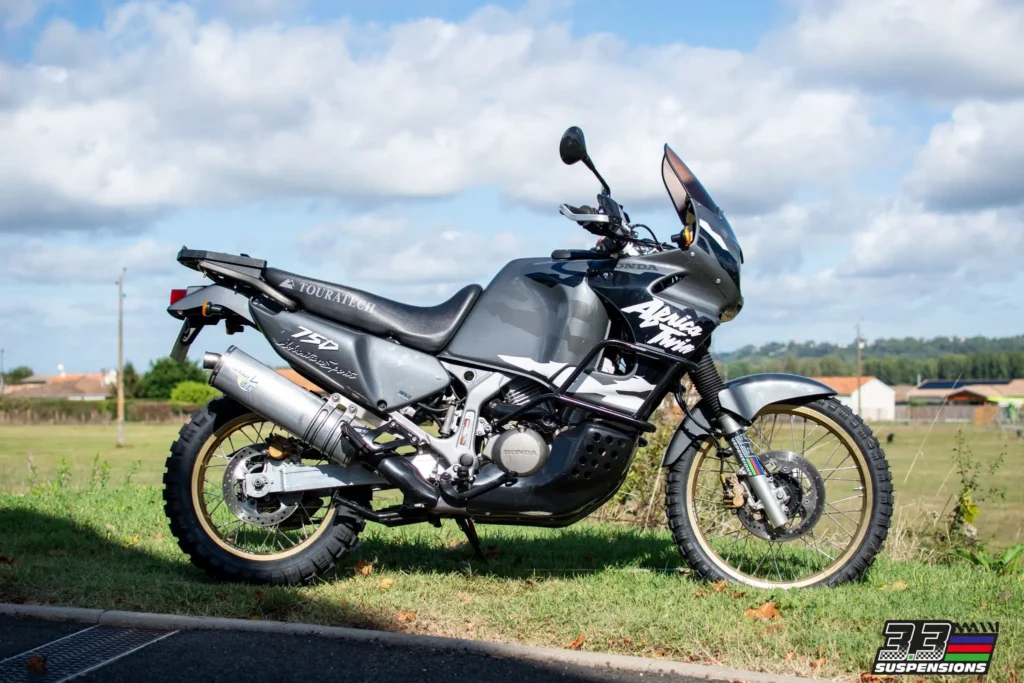 Photos amenant sur la publications Facebook comportant un moto Africz Twin préparée par Fabrice.