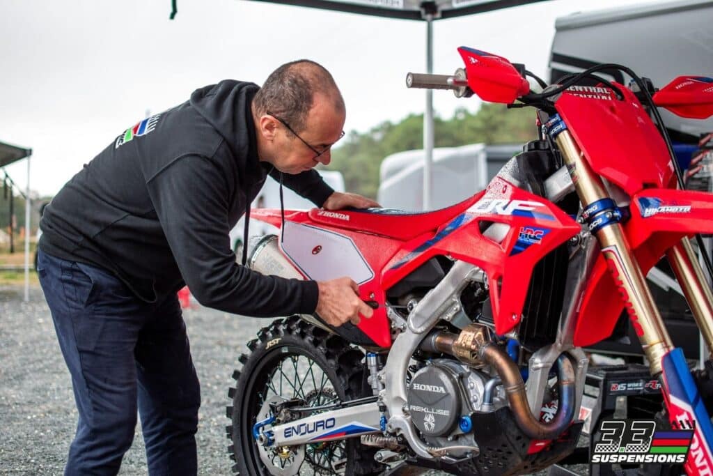 Photos amenant sur la publications Facebook qui montre Fabrice entrain de travailler sur une moto de la marque Honda.